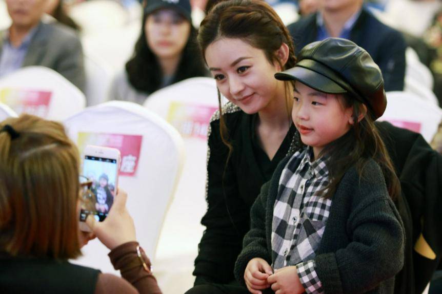 想想坐行李箱不要太萌母子俩露营超惬意冰球突破豪华版赵丽颖带娃游上海5岁(图4) 想想坐行李箱不要太萌母子俩露营超惬意冰球突破豪华版赵丽颖带娃游上海5岁(图4)