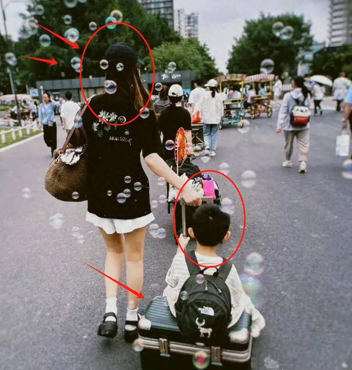 想想坐行李箱不要太萌母子俩露营超惬意冰球突破豪华版赵丽颖带娃游上海5岁(图7) 想想坐行李箱不要太萌母子俩露营超惬意冰球突破豪华版赵丽颖带娃游上海5岁(图7)