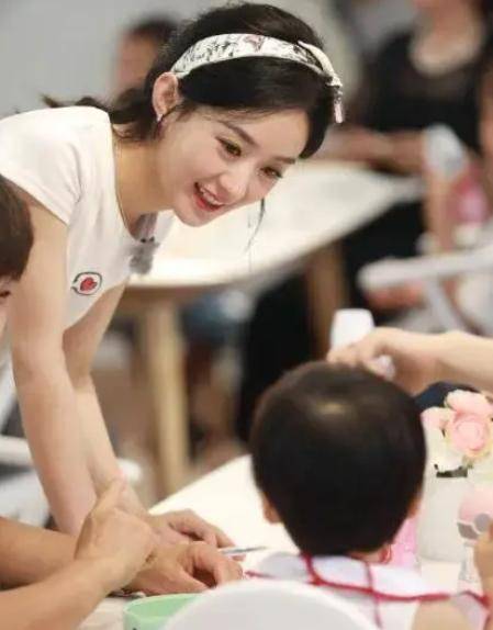 想想坐行李箱不要太萌母子俩露营超惬意冰球突破豪华版赵丽颖带娃游上海5岁(图8) 想想坐行李箱不要太萌母子俩露营超惬意冰球突破豪华版赵丽颖带娃游上海5岁(图8)