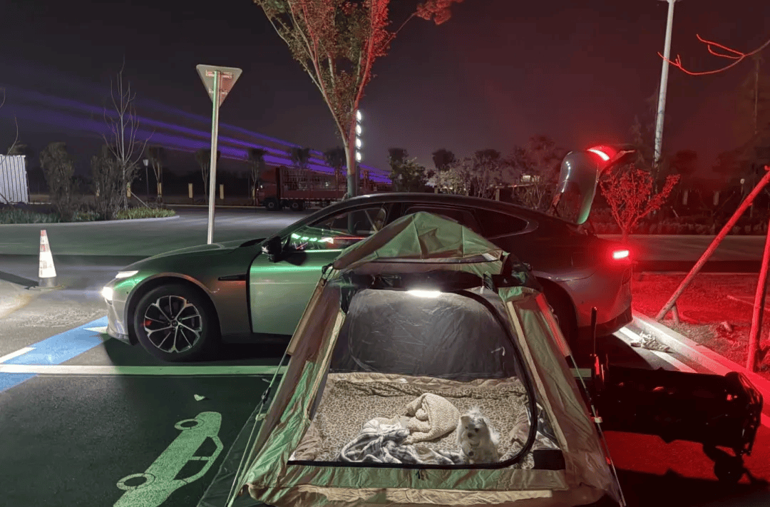 国庆期间年轻人旅行掀起“帐篷过夜”热潮冰球突破豪华版手机版不住酒店住帐篷!(图3) 国庆期间年轻人旅行掀起“帐篷过夜”热潮冰球突破豪华版手机版不住酒店住帐篷!(图3)